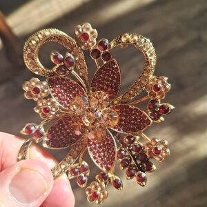 STUNNING Avon Gold and Red Crystal Brooch